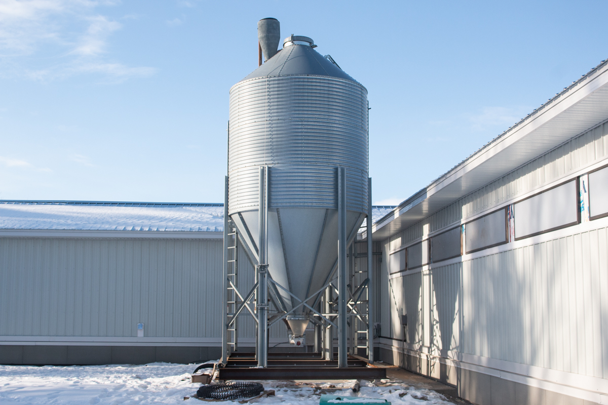 Feed bins with Opticon load cells for feed weighing & control